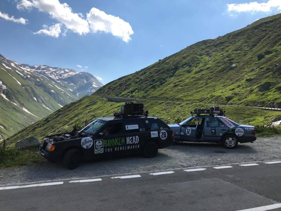Broken Head Rallye-Mercedes mit Startnummer 28 in den Schweizer Bergen