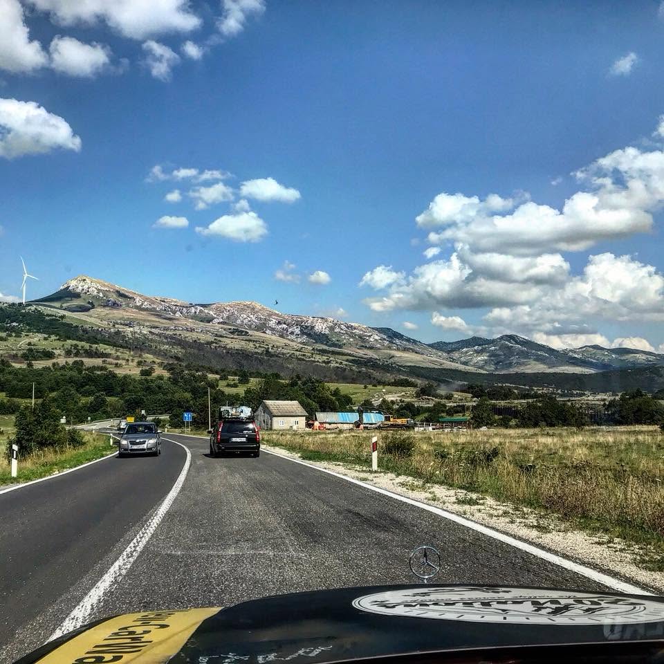 Blick aus dem Broken Head Mercedes auf eine Landstraße durch die Berge