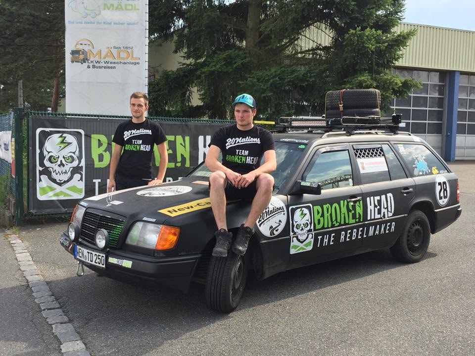 Team Broken Head mit dem gebrandeten Mercedes W124 und Startnummer 28