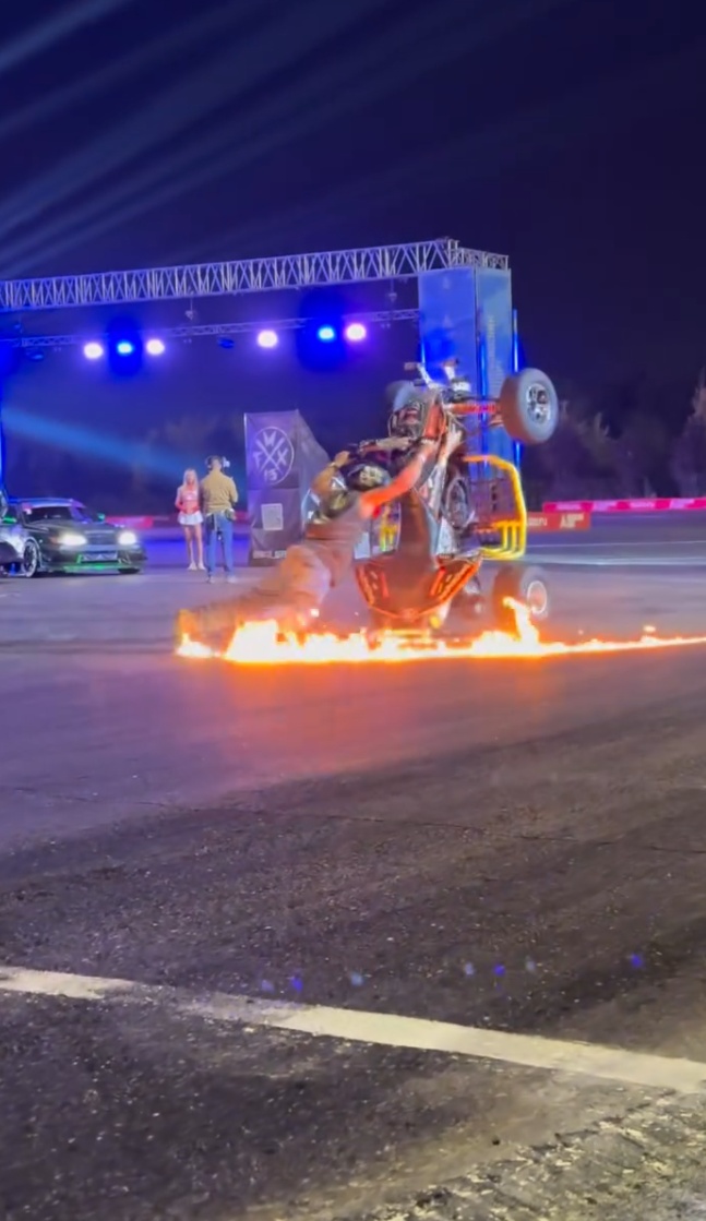 UnicHorn bei einer nächtlichen Stuntshow mit Feuer